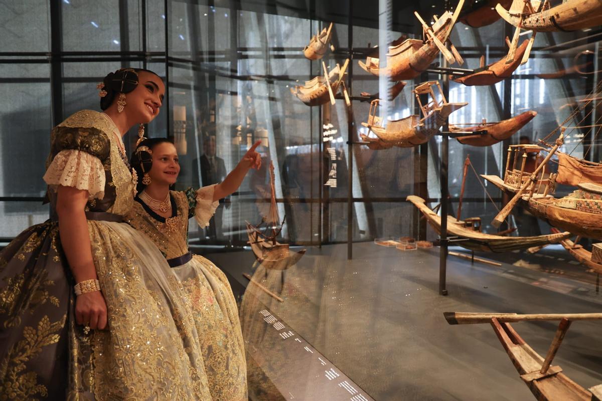 Los objetos funerarios del faraón fueron descubiertos por las falleras mayores