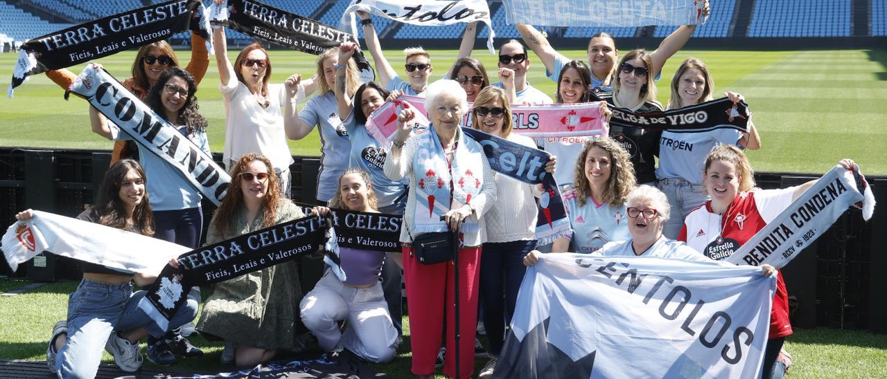 Alicia, en el centro, junto a peñistas y aficionadas del Celta, ayer en Balaídos.