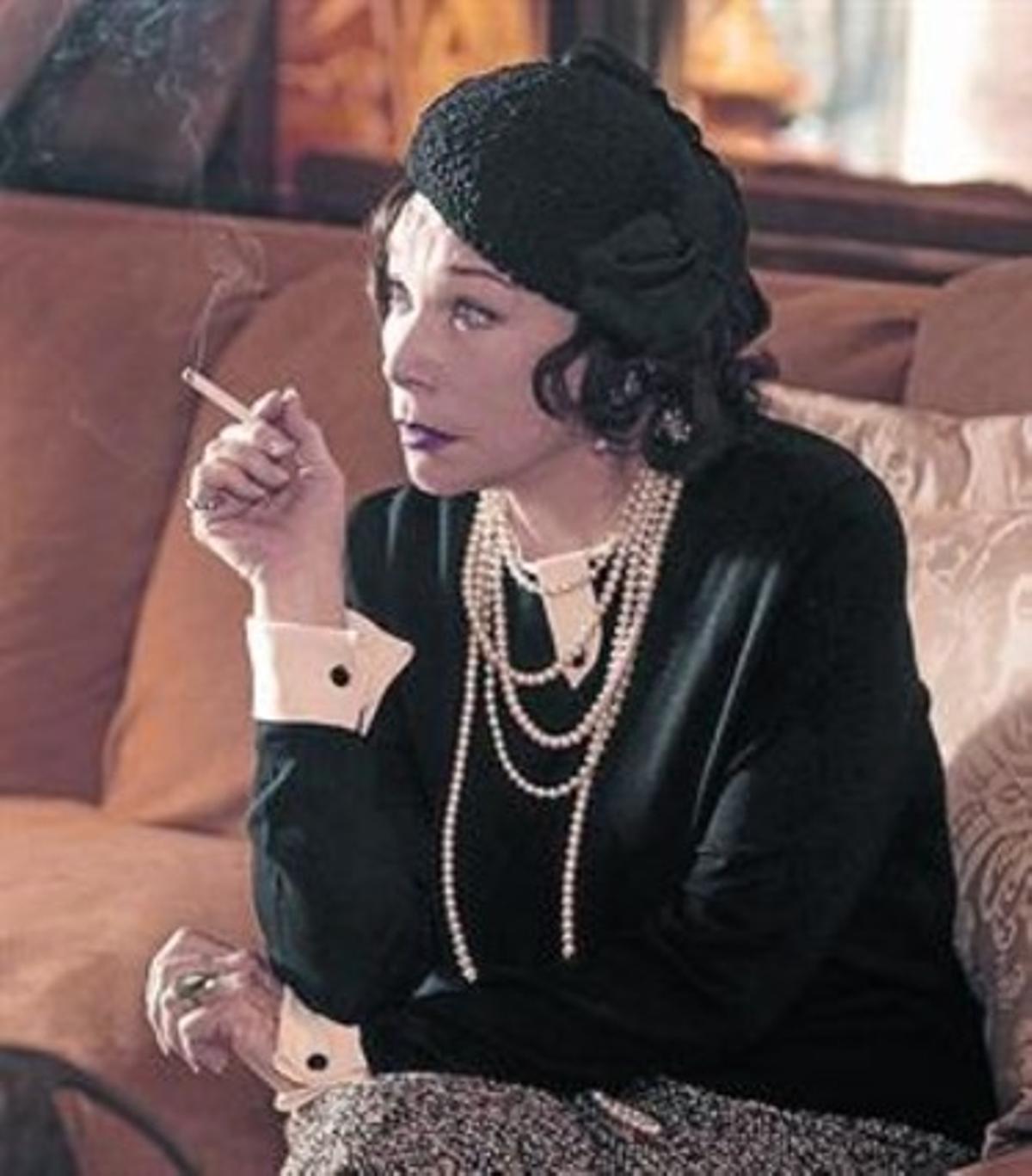 Shirley MacLaine, com a Coco Chanel, en una imatge del telefilm. Shirley MacLaine, com a Coco Chanel, en una imatge del telefilm.