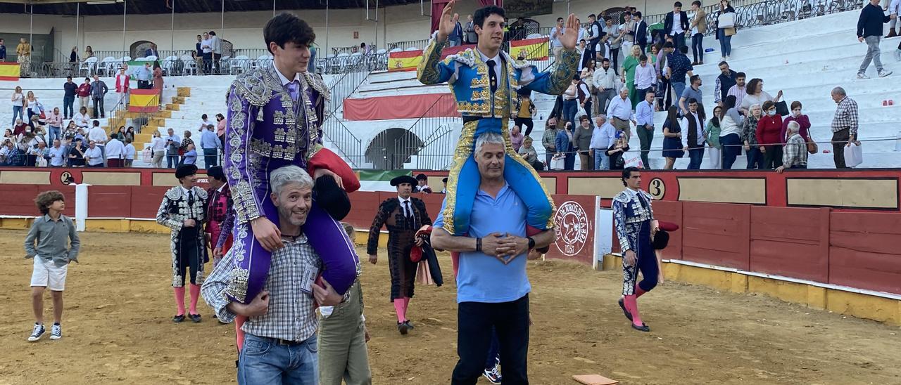 Diego García y Sergio Valderrama abandonan a hombros el coso egabrense como triunfadores de la tarde.