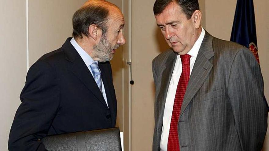 El ministro Rubalcaba y el director general de la Policía, Javier Velázquez, ayer en Madrid.