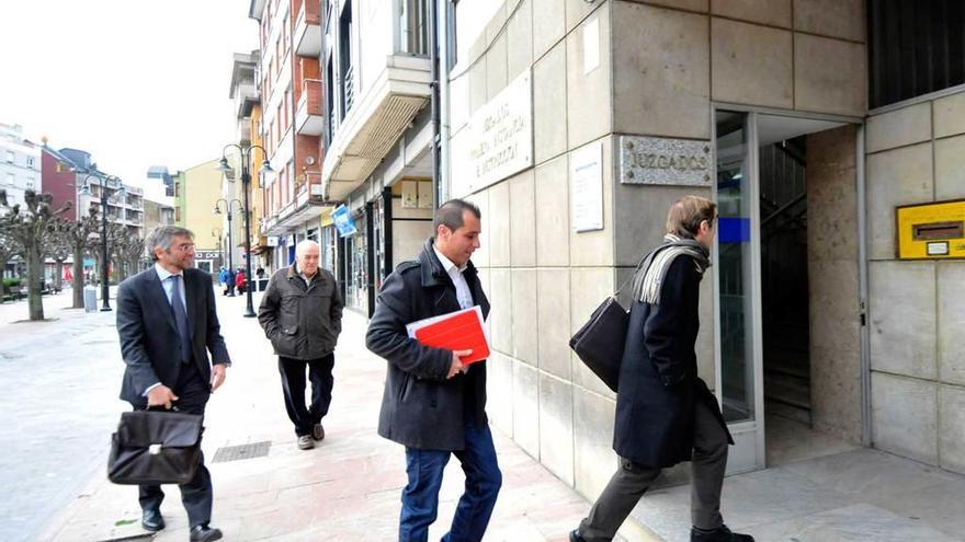 David Moreno y Gabriel Pérez Villalta, detrás, entrando en el Juzgado de Lena para declarar.