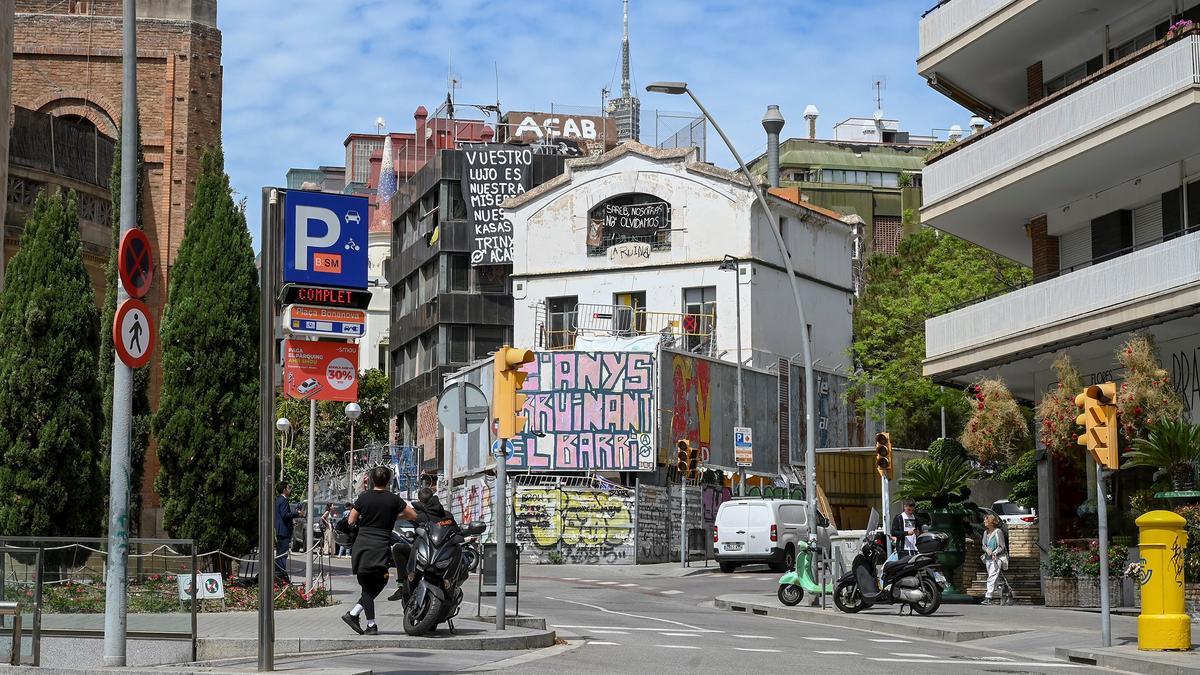 'El Kubo' y 'La Ruïna', dos inmuebles okupados desde hace años junto a la plaza de la Bonanova de Barcelona