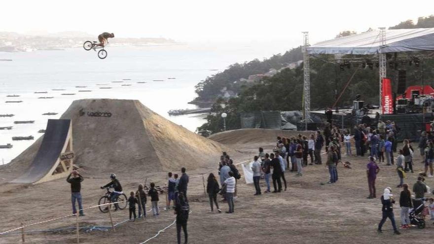 Las acrobacias en bicicleta sobre la ría formaron parte del espectáculo. // Santos Álvarez