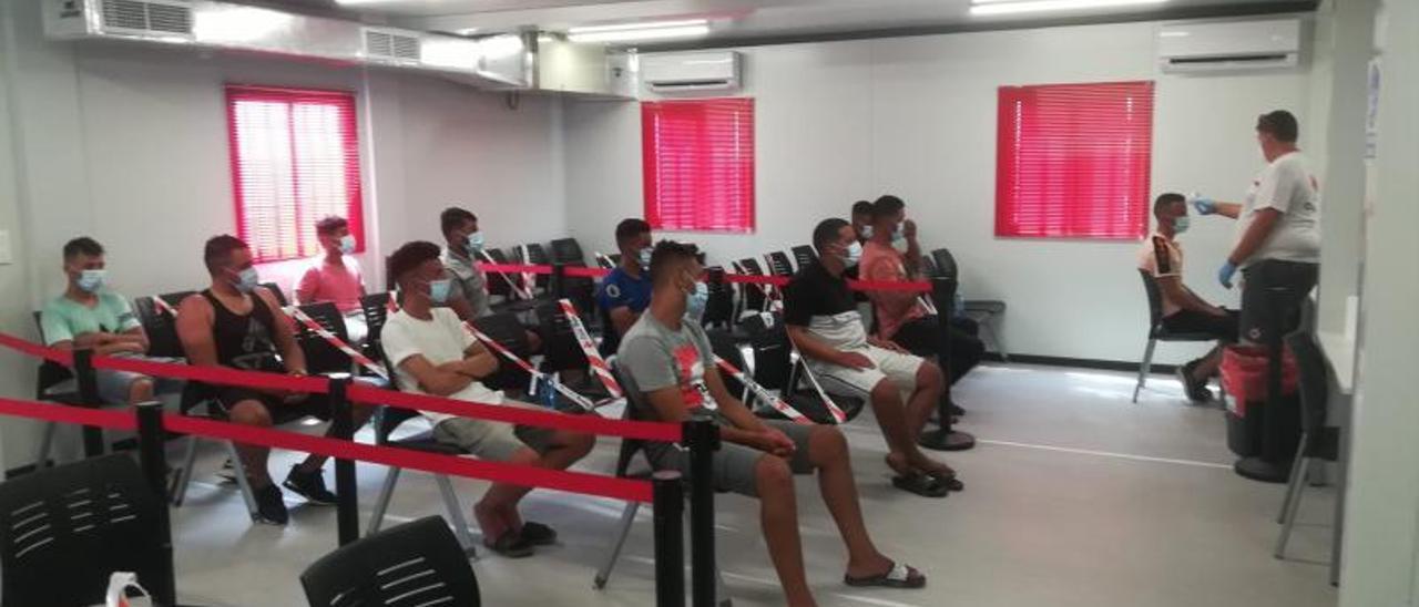 Personal de Cruz Roja en Alicante toma la temperatura a los últimos inmigrantes llegados en patera a la provincia.