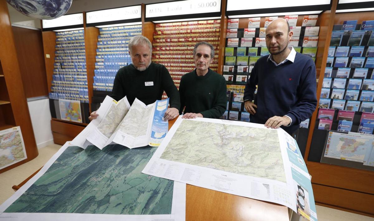 Por la izquierda, Diego Martínez, jefe de negociado de la Casa del Mapa; Agustín Suárez, director del servicio regional del IGN, y Jorge Palacio, director del área de Fomento de la Delegación  del Gobierno en Asturias, posan en la sede del IGN en Oviedo, ante los mapas que se venden en sus oficinas. | Luisma Murias