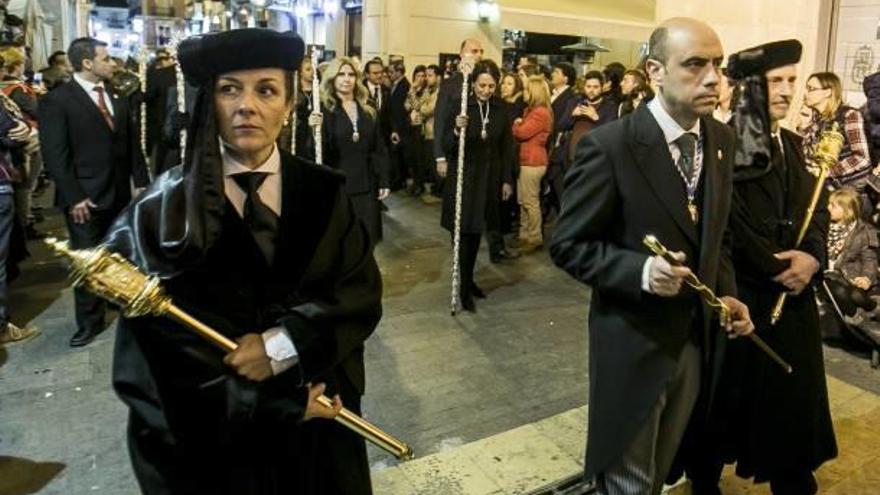 Los maceros, junto al alcalde, el pasado Viernes Santo.