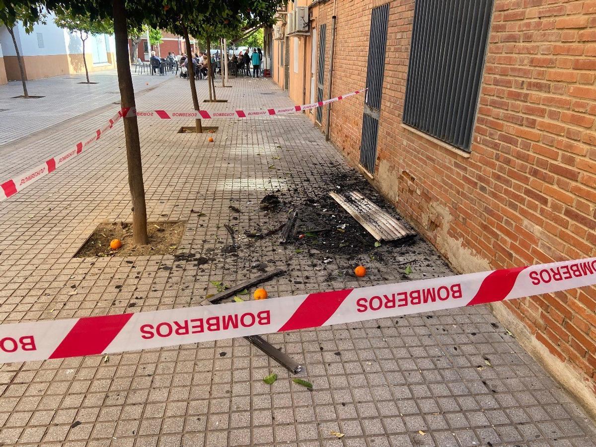 Zona acordonada por los bomberos con restos del incendio, esta mañana en la calle Pasaje de Ubrique en el Sector Sur.