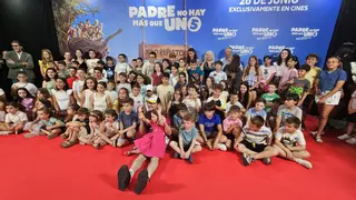 Santiago Segura devuelve la ilusión al alumnado afectado por la dana en un preestreno inolvidable en MN4