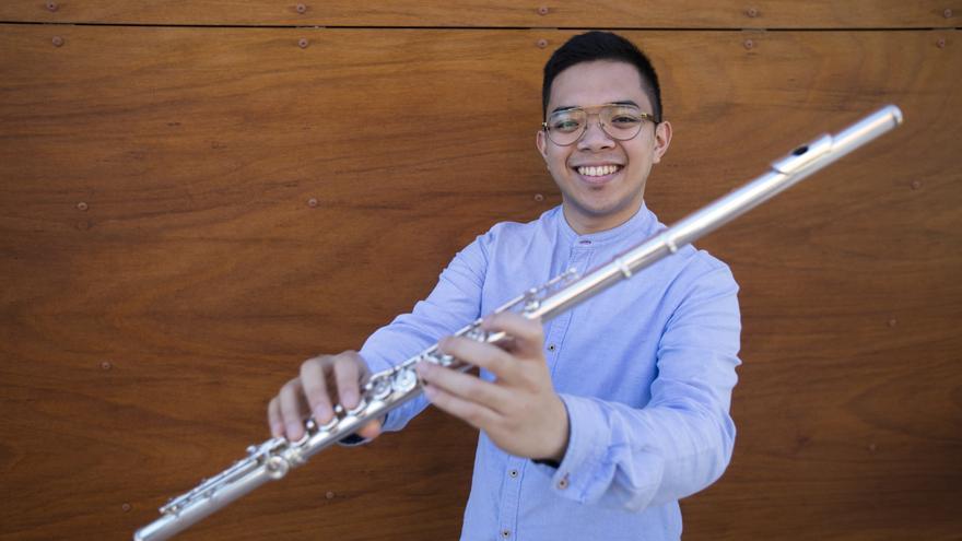 El flautista de Ibiza Rafael Adobas: «Me llena más tocar en Sant Antoni que el concierto que ofrecí en el Carnegie Hall»