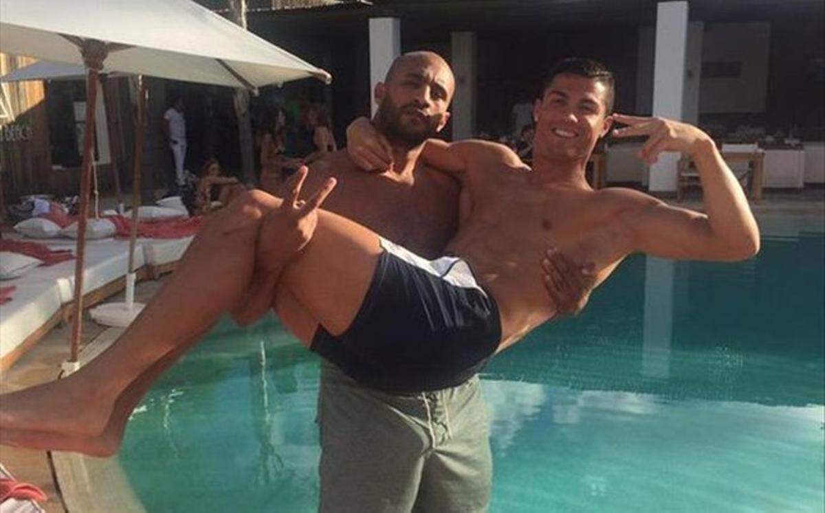 Ronaldo y su amigo Badr Hari pasándoselo en grande en la piscina