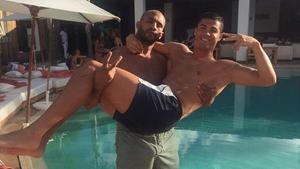 Ronaldo y su amigo Badr Hari pasándoselo en grande en la piscina