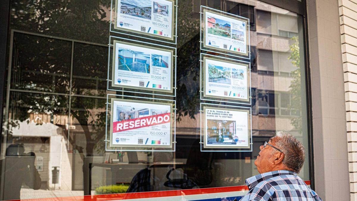 Escaparate de una inmobiliaria en Vigo.