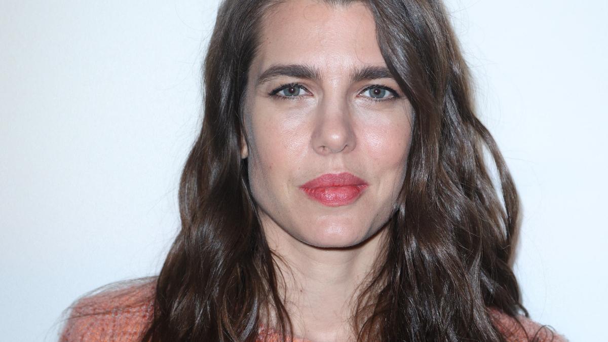 Carlota Casiraghi tiene los únicos vaqueros que necesitas esta temporada (y quedan genial con chaqueta de tweed)