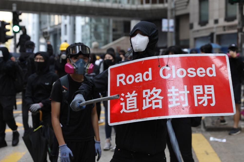 La violencia marcó este lunes una intensa jornada de huelga convocada por el movimiento de protesta hongkonés.