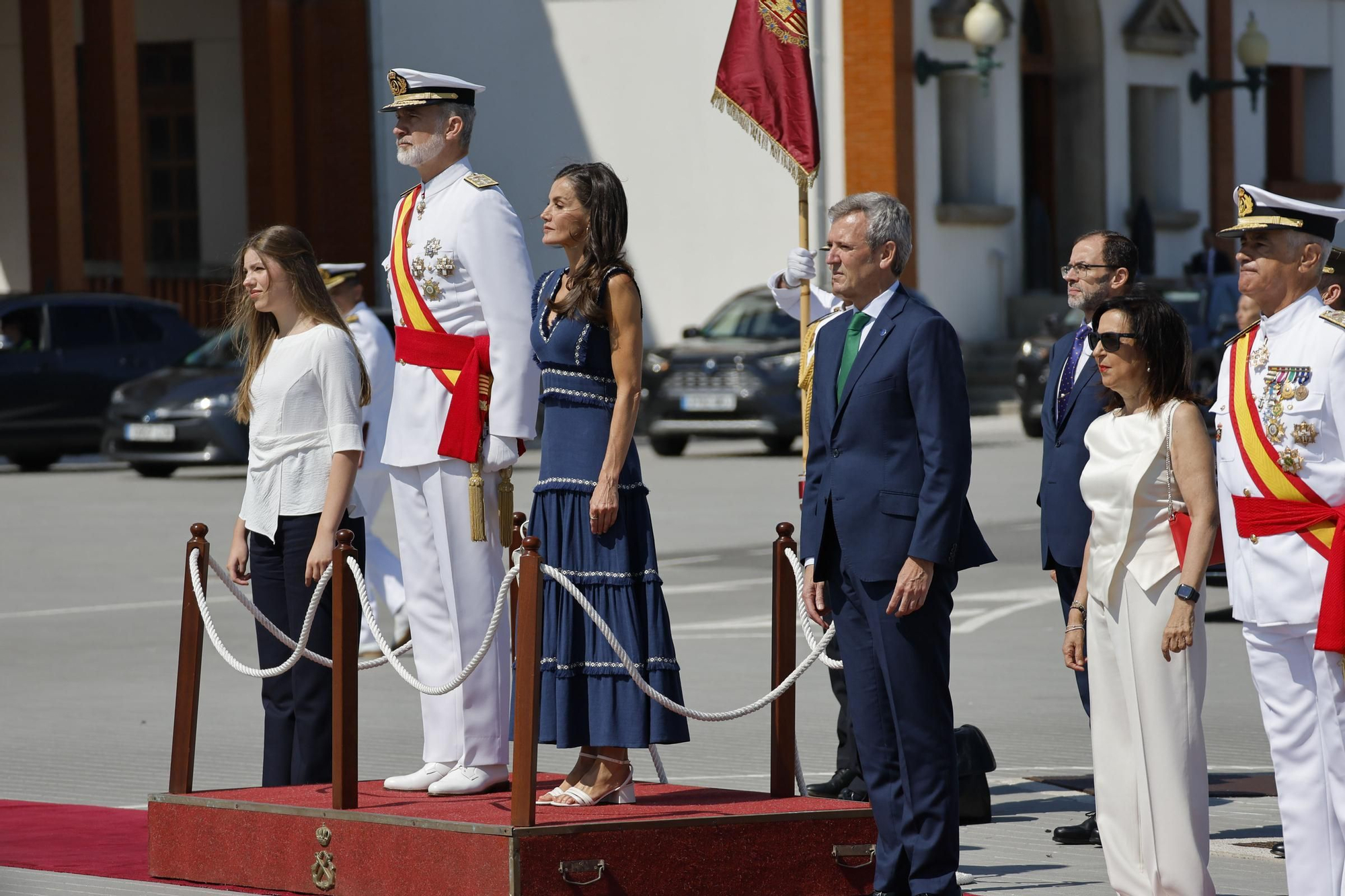 Leonor recibe de manos de Felipe VI la Gran Cruz del Mérito Naval en Marín