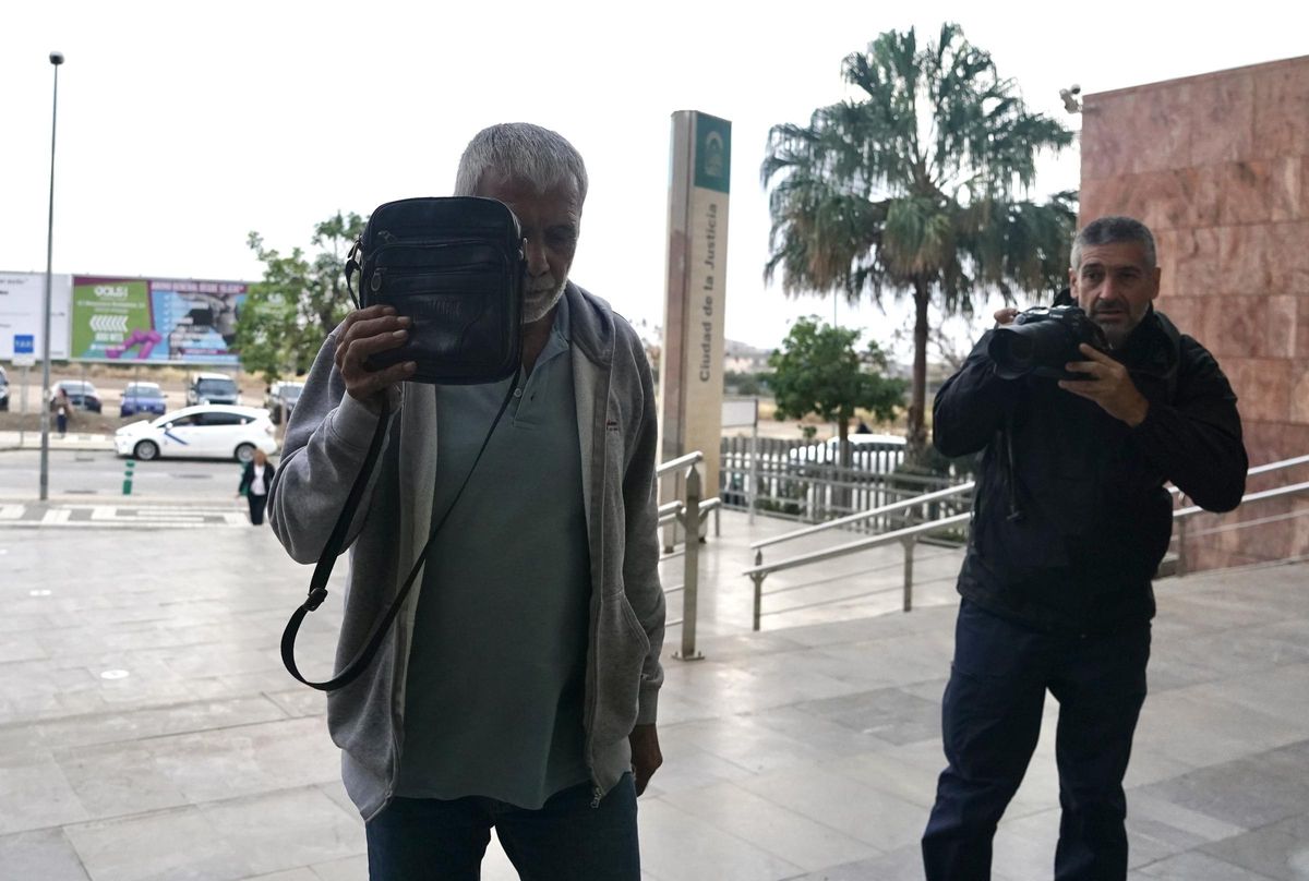 El exmarido de Lucía Garrido, llegando a la Ciudad de la Justicia.