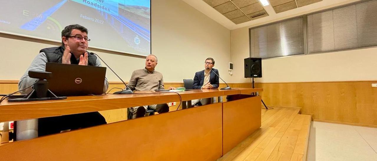 Diego Santiago, Luis Pérez y Ángel Martín, esta mañana en el campus de Barredo. | C. M. B.