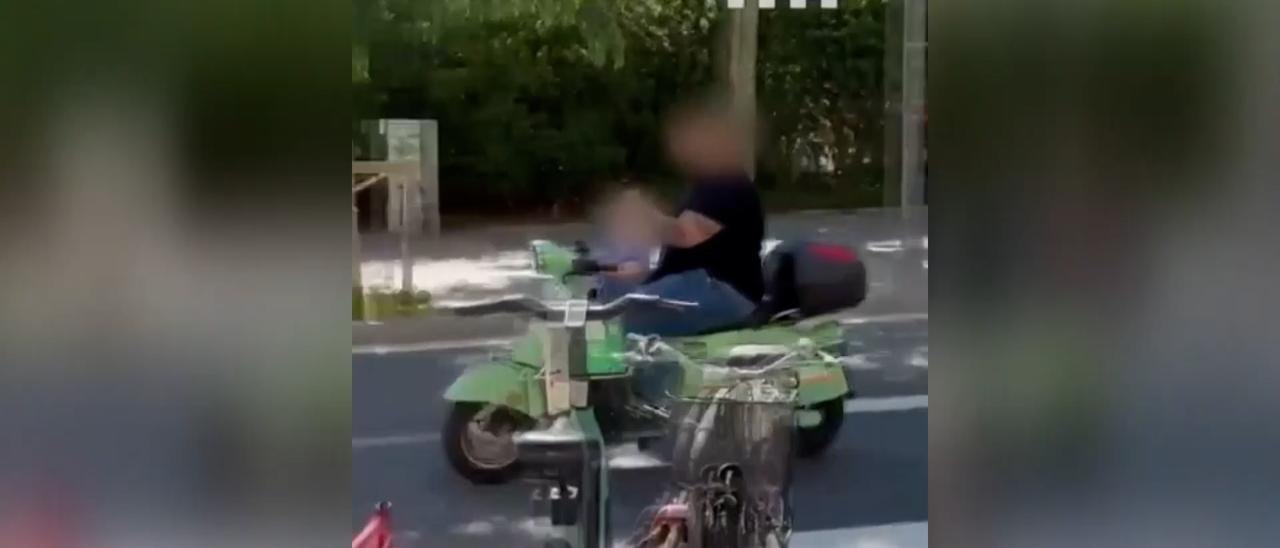 Detenido en Barcelona por conducir una moto sin casco, con una menor y al teléfono