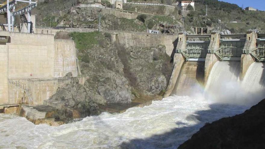 Efervescencia del agua y suelta en la presa de Castro.