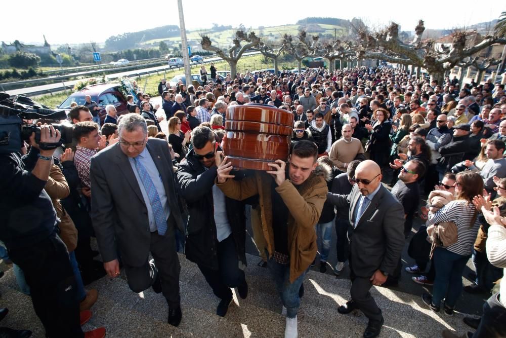 La gran familia del deporte asturiano rinde homenaje póstumo al futbolista Hugo Suárez