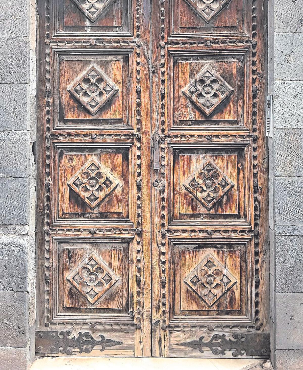 Una de las tres puertas de la vivienda.