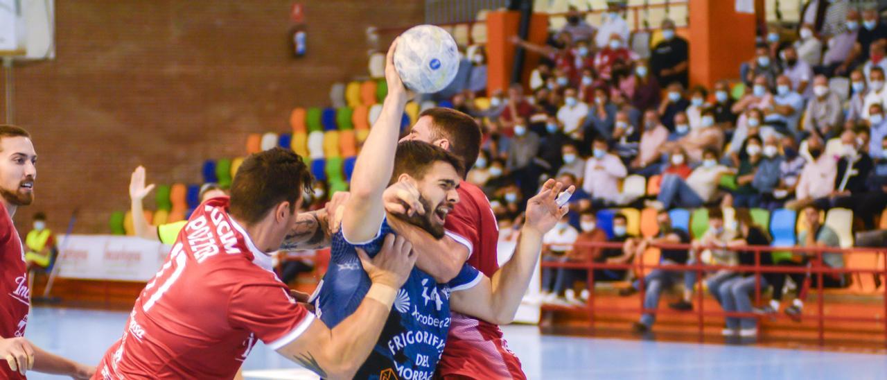 Santi López es frenado en falta por la defensa del Cuenca.