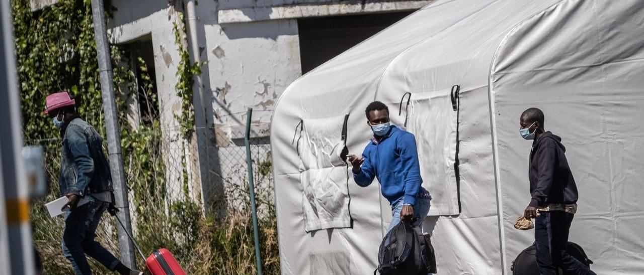 Llegada de los primeros inmigrantes al antiguo cuartel de Las Canteras el 26 de febrero del año pasado.