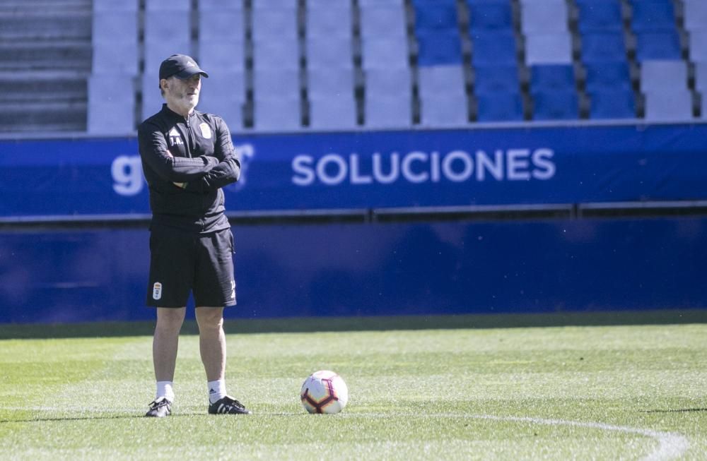 Los oviedistas apoyana a su equipo antes del derbi