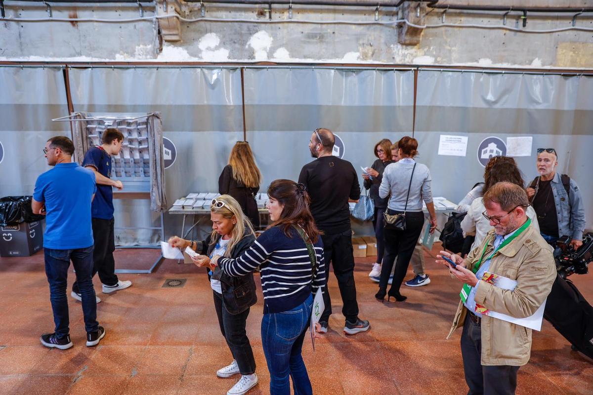 Jornada electoral en el mercado de Galvany de Barcelona