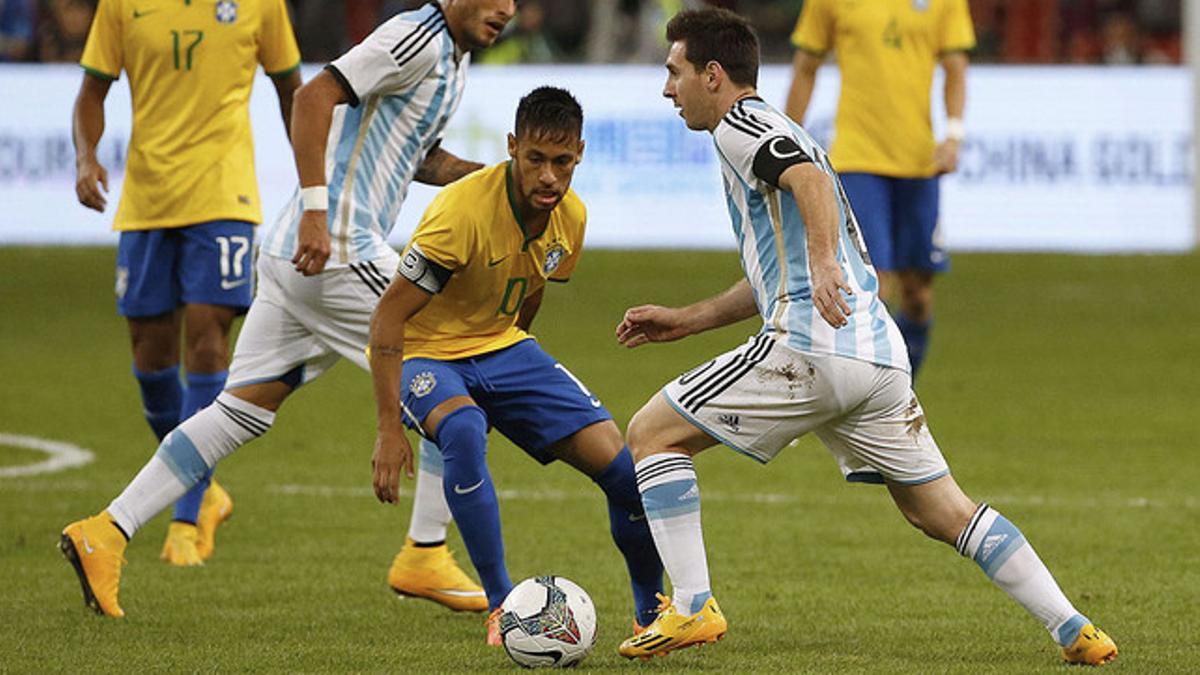 Neymar y Messi, durante el amistoso que ha enfrentado a las elecciones de Brasil y Argentina en Pekín
