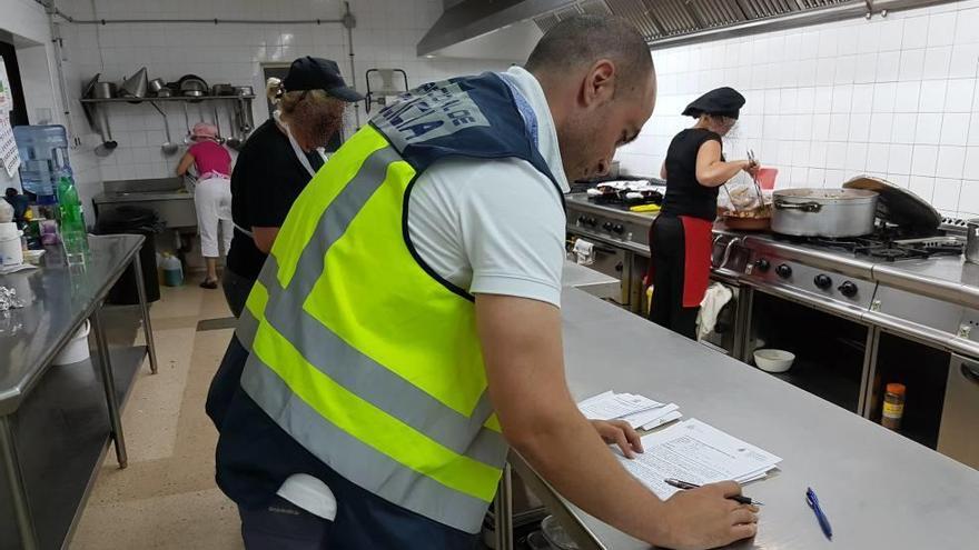 Un policía durante la inspección en la cocina de uno de los establecimientos.