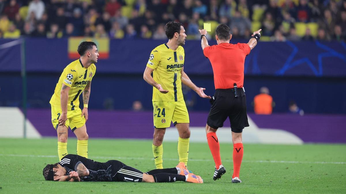 Alfonso Pedraza fue amonestado por agarrar a un contrario