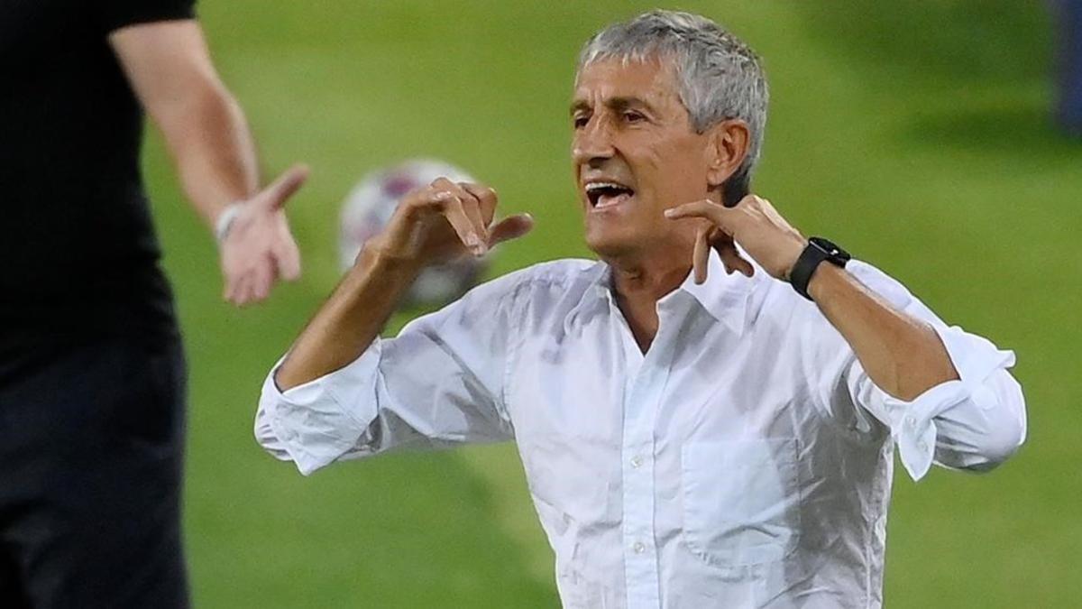 Quique Setién, durante el Barça-Nápoles de anoche e el Camp Nou.