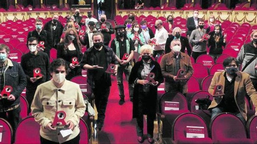 Los galardonados y algunos de sus familiares posan en el teatro Campoamor de Oviedo al término de la gala