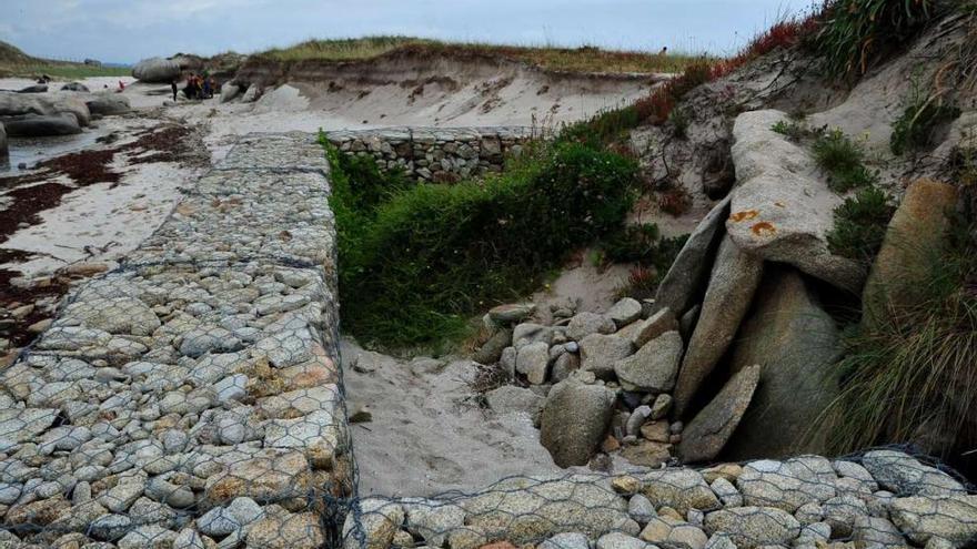 Una de las mámoas que descubrió la fuerza del mar en el islote Areoso.  // Iñaki Abella