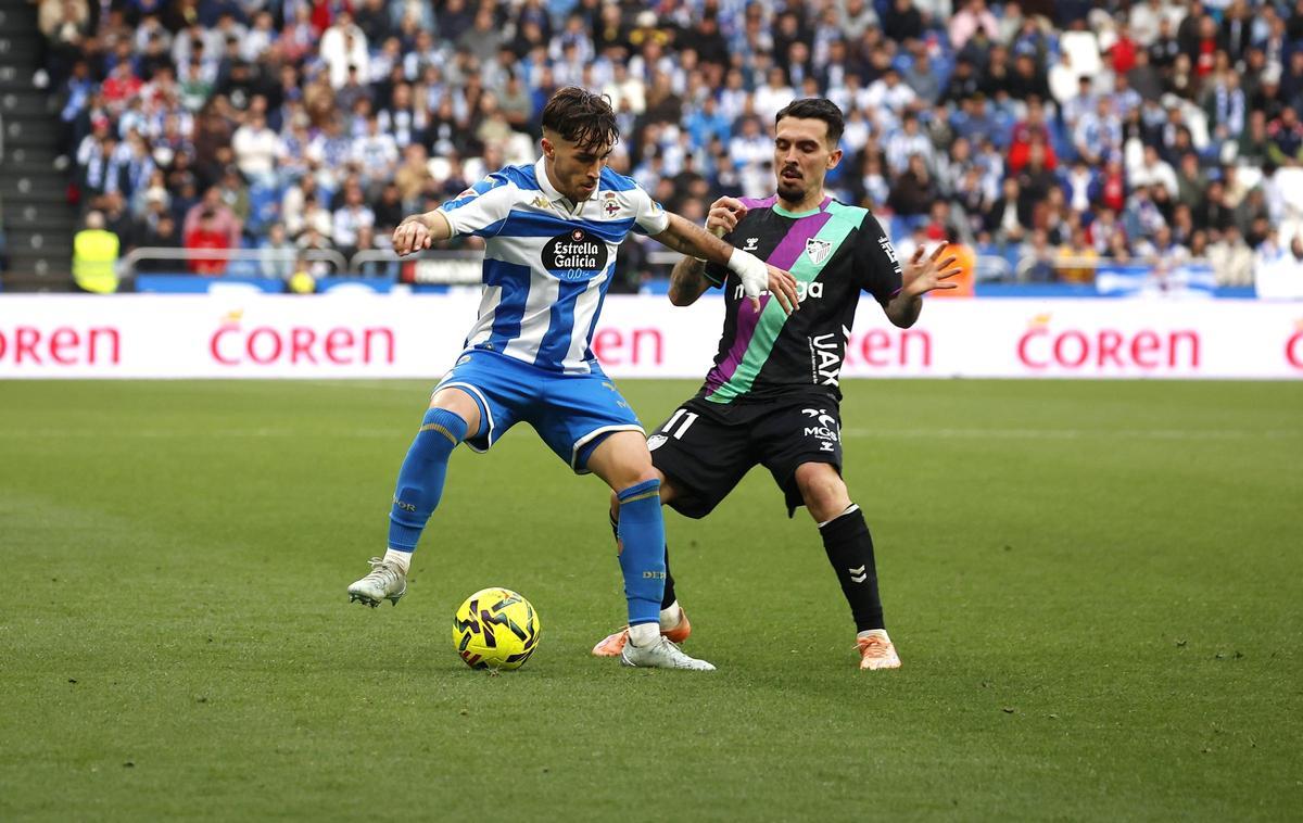Adrià Altimira disputa un balón ante Joaquín Muñoz