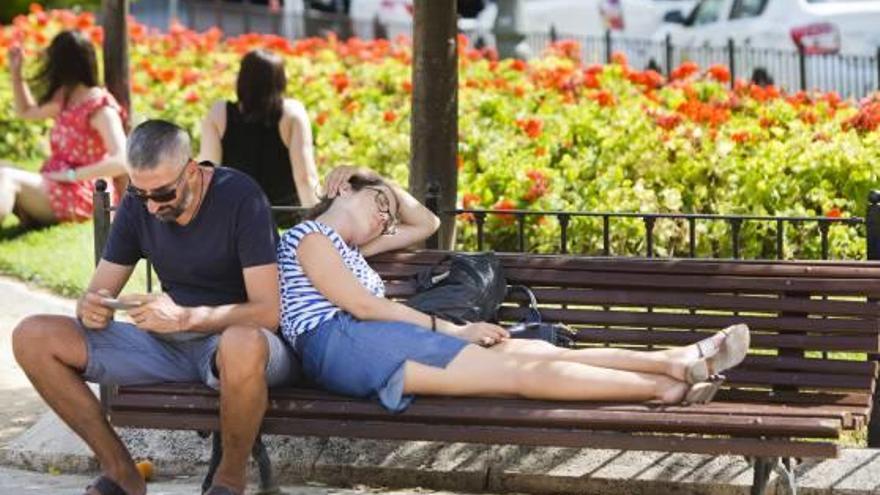 Los turistas buscaron lugares frescos donde resguardarse del calor.