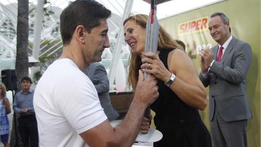 Alemany entrega la antorcha a Almudena Muñoz.