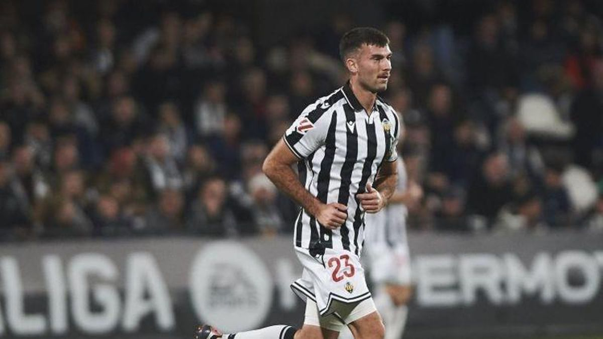Josep Calavera, en un partido de la temporada 24/25 con el Castellón.