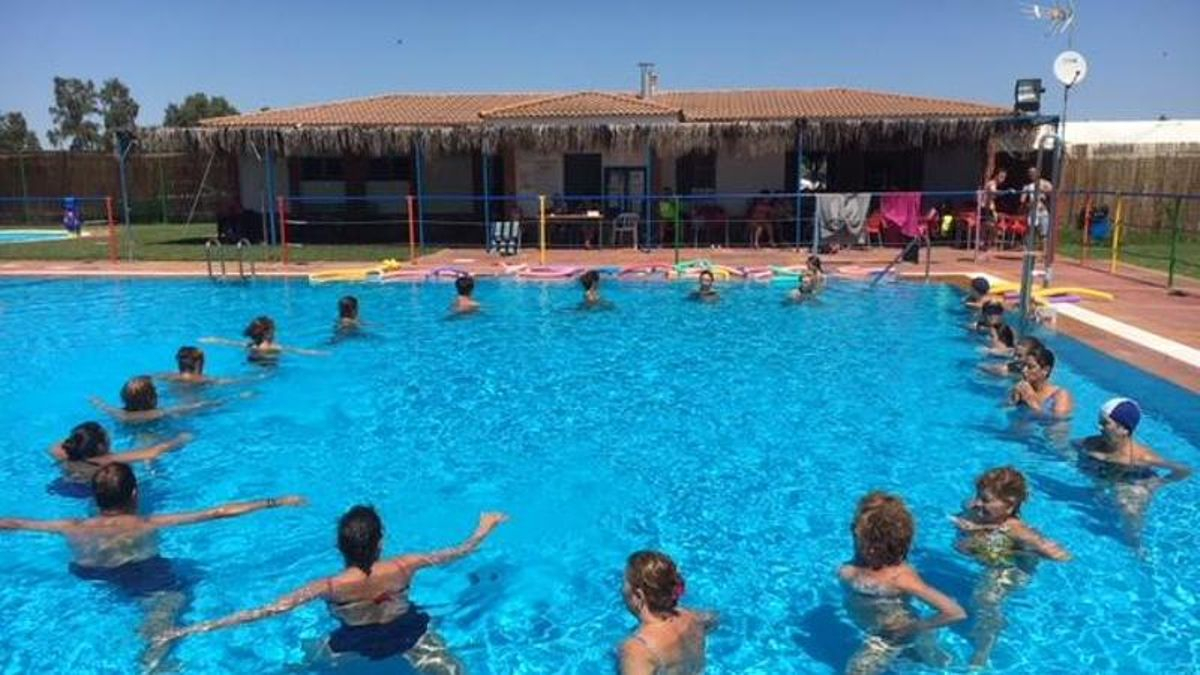 Participantes de un curso de aquaerobic de un año anterior.