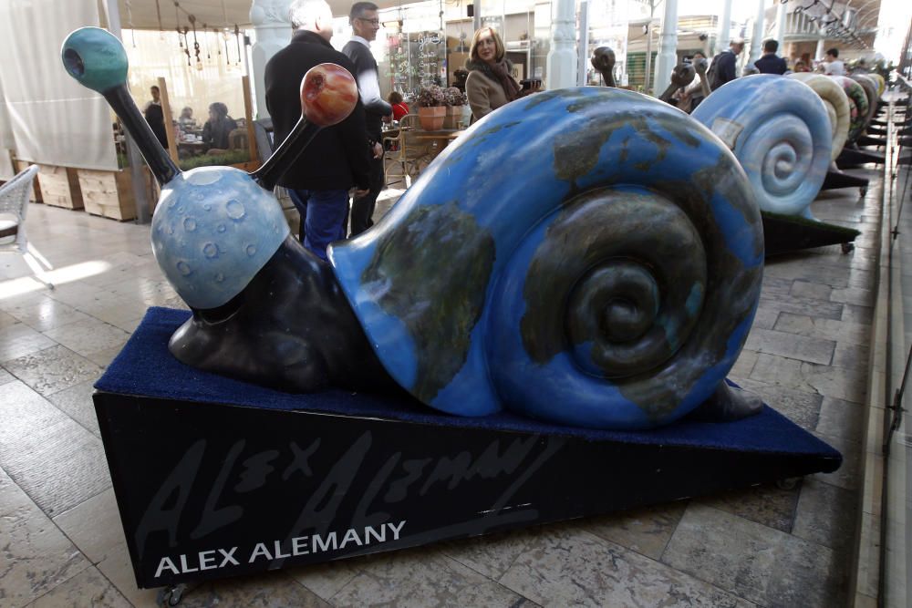 Exposición de caracoles gigantes en el mercado de Colón