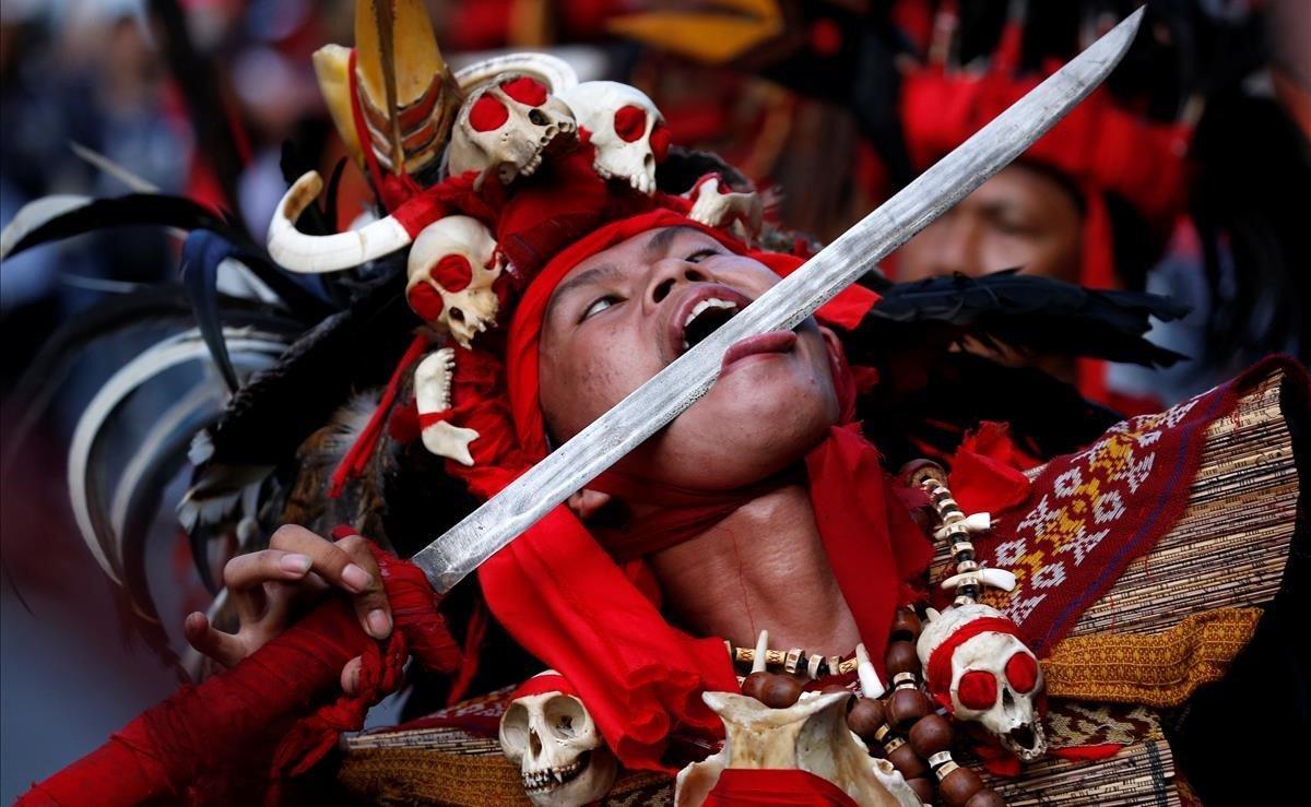 Un hombre se pone una espada en la lengua mientras actúa durante el festival Cap Go Meh que marca el final de las celebraciones del Año Nuevo Chino en Yakarta, Indonesia.