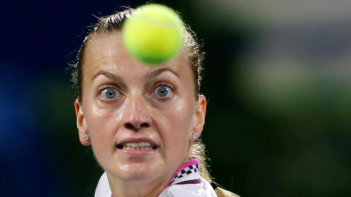 Petra Kvitova en acción en el partido de semifinales en Dubai