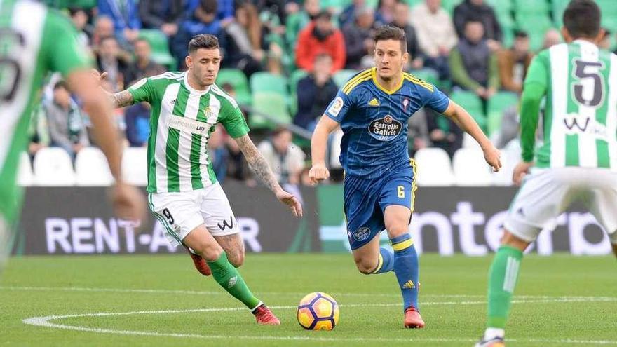 Radoja conduce en balón, perseguido por Sanabria y con Petros esperándole. // LOF