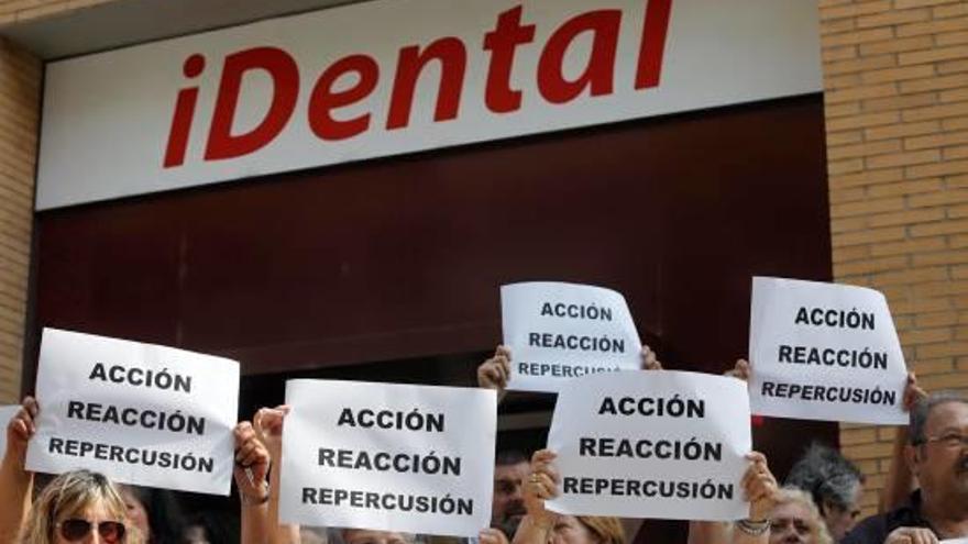 Protesta de més de cinquanta clients afectats d&#039;iDental a Girona el passat 11 de juny.