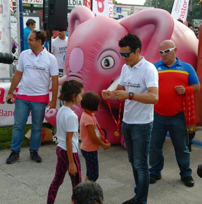 Javier Gómez Noya, padrino de la prueba, entregó las medallas a los más pequeños y firmó autógrafos.