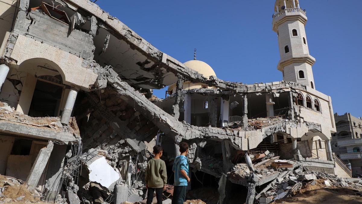 Dos nens miren edificis destruïts a Gaza per l'exèrcit d'Israel