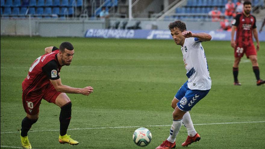 Aitor Sanz, tratando de controlar el balón durante el último Tenerife-Mirandés, jugado en junio de 2020.