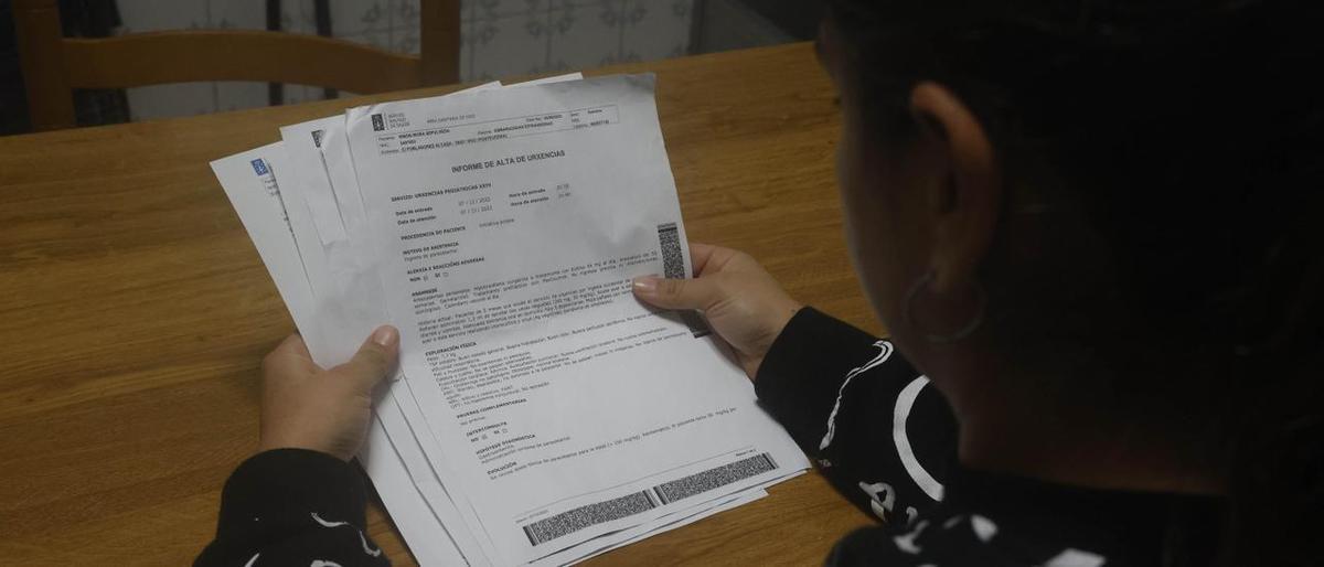 Una familiar del pequeño fallecido el pasado 10 de diciembre en el Hospital Álvaro Cunqueiro.